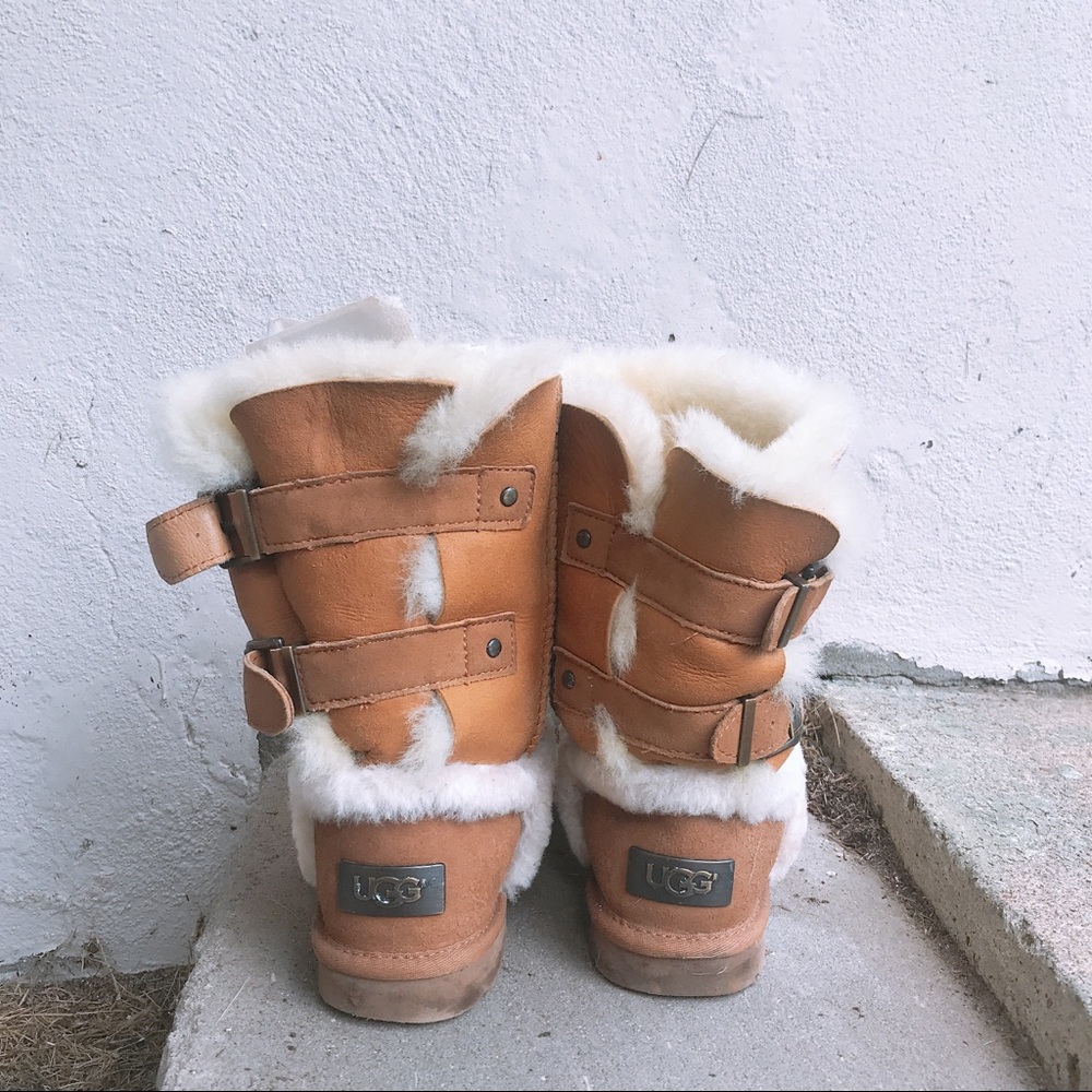 UGGS SIZE 6